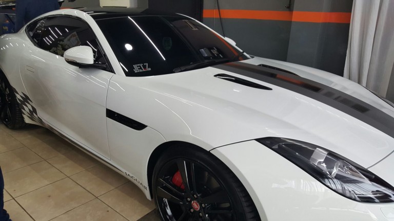 ICEBERG Pada Mobil Eksklusif Jaguar
